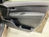窓の開閉もスイッチひとつで簡単!駐車券を取るときもラクラク★