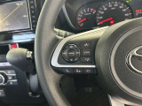 運転中、オーディオの操作をしてて、ハッとしたことはありませんか?ステアリングスイッチは、運転中でもハンドルでオーディオの操作が可能です。安全なドライブをサポートします。