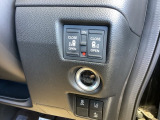 パワースライドドアの開閉はスマートキーのリモコンやドアノブは勿論、運転席側のスイッチ操作でも開閉ができ、安全・簡単です。