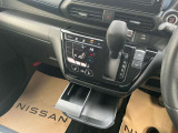 シフトレバーは簡単操作で運転もしやすくなっております!!