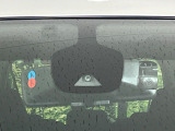 【エマージェンシーブレーキ】走行中に前方の車両等を認識し、衝突しそうな時は警報とブレーキで衝突回避と被害軽減をアシスト。より安全にドライブをお楽しみいただけます。