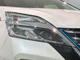 LEDヘッドライトは、点灯の瞬間から最大光量を発揮し、突然暗くなるトンネルなどでの安定感を高めます。