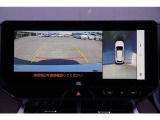 【パノラミックビューモニター】 後退時に車両の後ろ側を表示するだけでなく上から見たような映像で車庫入れなどバックする際に安心です。