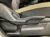 運転席にはドライバーの体型や好みに応じて前後方向だけでなく、高さの調整ができるシートリフターを装備!