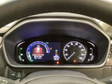 ハイブリット車専用のメーターです。右側の大型スピードメーターに加え、ステアリングスイッチを使って左のサブデスプレイで燃費や動力伝達などの情報が見れるようになっています。