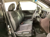 女性でも運転がしやすいように、シートの高さ調整機能(シートリフター)がついています。運転席と助手席の間が空いている為、助手席側への移動がスムーズです。交通量の多い道でも助手席側から乗り降りができます。