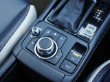 マツダコネクトを操作するコマンダーコントロールです。運転中に自然と手の触れる位置に配置されています。