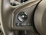 ステアリングスイッチがついていますので、オーディオのチャンネル変更、ボリューム、ジャンル変更が操作可能です。ハンドルから手を離さず安全に操作できます。