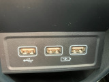 【USB充電ポート】充電ポートが2スロット、ナビと接続するポートが1か所の計3か所あります。走行中に携帯の充電もできるので便利ですよ!
