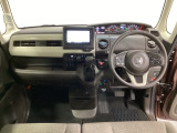 車内は光触媒抗菌消臭施工済です。スタイリッシュなデザインでスポーティなインパネ周りを演出します。グローブボックスやカップホルダーのほかにトレーなどたくさんの収納スペースが付いています。