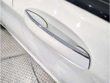 【デザインとの融合】BMWデザイナーが創り出したボディデザインを損なう事のない様に配置とデザインに拘っています。ドアノブについてもBMWの拘りに妥協はありません。