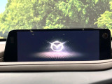 【10.25インチマツダコネクト】車内の雰囲気にマッチした大型ディスプレイ。スマホ接続でのナビ使用やBluetooth再生等、様々な機能が楽しめます。直感的なダイヤル操作が可能で、使い勝手も良好です。