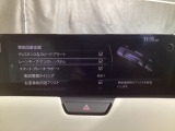 ハンドル操作をアシストすることにより車線からの逸脱回避を支援します。
