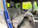 運転席まわりには十分なスペースがあり、大柄な方でもゆったり運転していただける環境です。