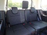 【後部座席】足元が広く、大人が乗ってもゆったり座れるシートです。リラックスした姿勢でお乗りいただけます!