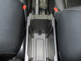 アームレストを開けると、収納スペースとしてお使いいただけます!ものが多くなりがちな車内も、隠す収納で生活感をリセット♪