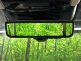 クリアサイトルームミラー ランドローバー初採用のテクノロジー。車体に装備したカメラによる後方映像がルームミラーに映し出されます。車両後方の様子をはっきりと確認できます。