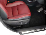 赤のシート。運転が楽しくなります。