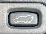 【パワーバックドア】スマートキーや運転席のボタンを押すだけでリアゲートが自動で開閉します!荷物を持っている時や、高い位置にあるバックドアを閉める際に便利な機能です♪