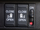 運転席からもスライドドアをボタン操作でスピーディーに開閉できます!またスマートキーでも操作できるので便利です。