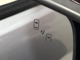 【リヤビークルディティクション】走行中、ドアミラーの死角になりやすい箇所に後続車が接近するとサイドミラー付近に警告を表示、ドライバーに注意喚起と、万一の際はハンドル操作をアシストをします。