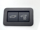 【パワーバックドア】スマートキーや運転席のボタンを押すだけでリアゲートが自動で開閉します!荷物を持っている時や、高い位置にあるバックドアを閉める際に便利な機能です♪