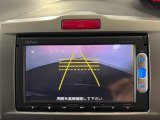 【バックカメラ】ギアをリバースに入れれば自動的にモニターが切り換わるので、車庫入れや後退確認がラクラク OKです!