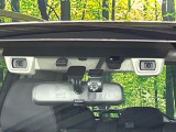 【アイサイトVer3】前方の車両等を検知し、衝突しそうな時は警報で注意を促し、ブレーキを踏む力をサポート。ブレーキを踏めなかった場合は衝突被害軽減ブレーキが作動、衝突回避をサポートします。