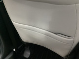 【収納】後部座席収納。散乱しがちな小物を収納するのに便利です。お子様のおもちゃやティッシュボックス、書類等様々なものの収納が可能です。