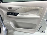 【運転席ドア】収納ポケットが付いているので運転席周りもスッキリ保てます★