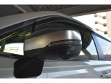 助手席側ドアミラーに装着されたカメラの映像をディスプレイに表示。自車の助手席側前方の様子が確認でき、狭い道への進入やすれ違い、道路端への幅寄せ駐車などをより安心して行うことができます。