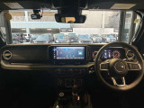 スッキリとまとめられた運転席周りで、運転を楽しくさせる内装