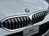 また、BMW正規認定中古車は、エマージェンシーサービスが自動付帯。24時間365日、皆様のカーライフをサポート致します。確かな安心のうえで、「駆けぬける歓び」をご堪能ください。