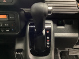 CVT車のセレクトレバーです。低速から高速まで、変速ショックのないスムーズな走りを実現するとともに、エンジン効率のよい領域を維持することで燃費にも貢献します。
