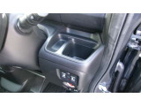 運転席側の手の届きやすい位置にドリンクホルダーと、小銭などを入れて置けるトレイが付いています。