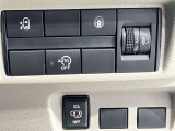左側電動スライドドアは、子供の送り迎えの際に運転席からドアの開閉ができるので便利です。ルーフが高いので大人のかたの乗り降りもしやすいですよ★