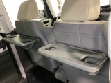 運転席・助手席の背もたれには、2列目シート用にカップホルダー付きの「格納式のシートバックテーブル」を装備しています。休憩時のちょっとした時間などカップを置いたり、小物置きに使えて便利です。