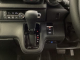 運転席周辺のスマートなレイアウトが、操作のしやすさを実現。快適なドライブをサポートします。手元で操作ができる、電子制御パーキングブレーキ。