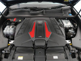 4.0l V型8気筒ツインターボに48Vマイルドハイブリッドを組み合わせ、640PSと3.6秒の俊敏な加速、そして高効率を両立した先進パワートレインです。
