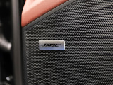 BOSEサラウンドサウンドシステムは、車内の音響特性に合わせて的確にチューニングされており、コンサートホールのようにバランスに優れた原音を忠実に再現した音響パターンを生み出します。