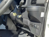 キー挿し込み口/(左上)スマートアシストOFFスイッチ/(左下)   オートハイビームOFFスイッチ/VSC&TRCオフスイッチ/ライトレベライザー/eco IDLEオフスイッチ