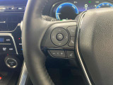 運転中、オーディオの操作をしてて、ハッとしたことはありませんか?ステアリングスイッチは、運転中でもハンドルでオーディオの操作が可能です。安全なドライブをサポートします。
