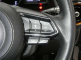 【レーダークルーズコントロール】(全車速追従機能付)付きです。車速に応じて追従支援してくれるので、ロングドライブも快適です。詳細は販売店スタッフまでおたずねください。