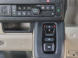 運転席より操作性の良いシフトスイッチと、オートエアコンのスイッチ等の画像です。