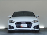 Audiデザインの特徴であるシングルフレームグリルが存在感を主張します。