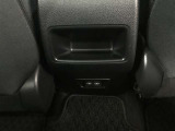 リヤ席にもUSBポートを装備しています