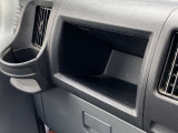 車内に持ち込んだ小物やドリンク食べ物がきちんと片付く収納も充実です。