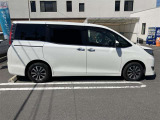 両側パワースライドドア付きだから、狭い駐車スペースなどでの 乗り降りラクラク!小さなお子さまのいるご家庭には嬉しい装備。