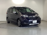 狭い駐車場でも、スライドドアならチャイルドシートへのお子さまの乗降や荷物の積載もスムーズ。とても便利な【両側電動スライドドア】ドアハンドを少し引くだけでリアドアが自動開閉します。