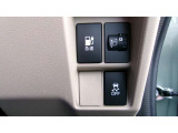 普通充電は6KWの高い出力で行うため、満充電まで焼く4.5時間という早さです。また、普通充電はフタを直接押し、急速充電は車内のボタンを操作して開け、あとは充電コネクターを差すだけで充電開始します。